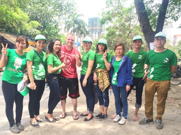 James cùng các thành viên của Thu Cúc Sài Gòn cùng nhau dọn rác ngày 12/6 tại 45 Xuân Diệu.