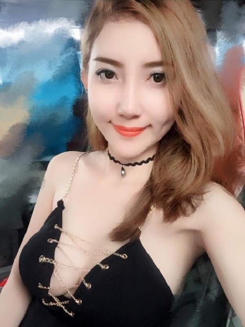 Mỗi khi nói, cười, đôi má lúm của Quyên đều tạo nên “ma lực” đặc biệt khiến các chàng trai chẳng thể nào rời mắt.
