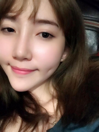 Chỉ cần biểu cảm nhẹ, đôi má lúm đã hiện rõ trên khuôn mặt cô bạn 9x.