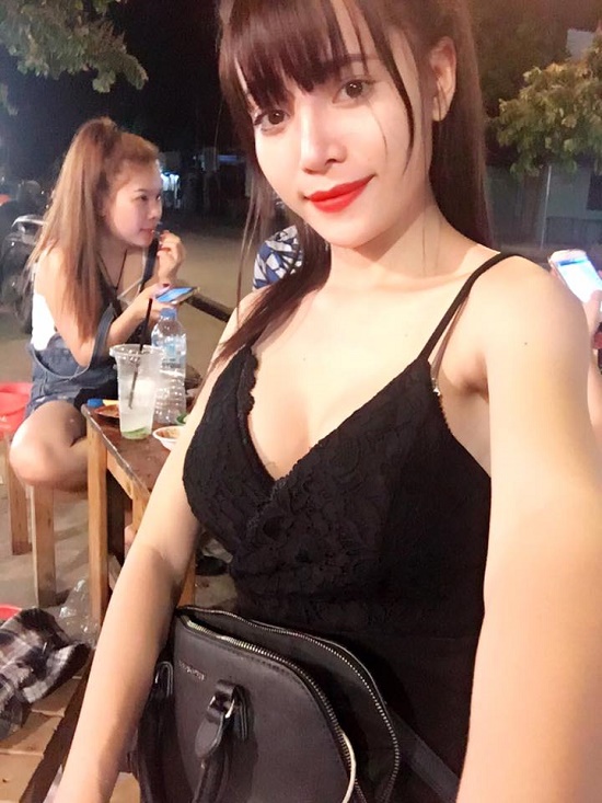 Ngoài thân hình chuẩn đẹp thì Vivi An còn sở hữu gương mặt khá bắt mắt và thu hút với các đường nét hài hòa và điểm nhấn ấn tượng nhất chính là chiếc mũi cao tự nhiên.