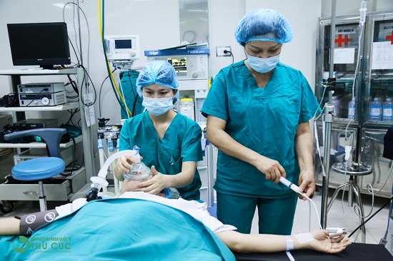 … rồi nhanh chóng gây mê toàn thân với liều lượng phù hợp.