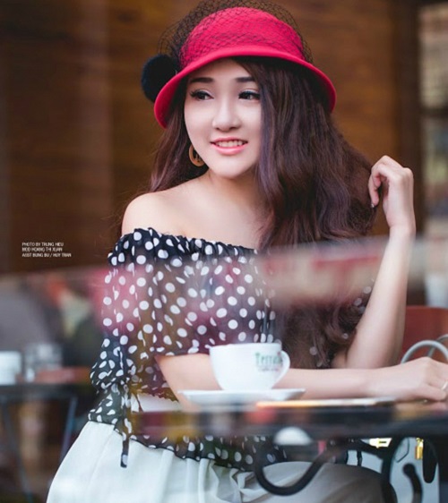 Thực hiện bộ 3 phẫu thuật nâng mũi, cắt mí và nâng ngực tại Thu Cúc, Hoàng Thị Xuân (24 tuổi, Hải Phòng) đã sở hữu ngoại hình xinh đẹp như mong muốn. Cô gái trẻ tự tin thực hiện những bộ ảnh để quảng cáo cho công việc kinh doanh của mình.