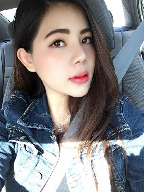 Dù sống ở Mỹ nhưng Quỳnh Đăng (23 tuổi) vẫn quản lý một nhà hàng tại Việt Nam, vì thế cô nàng thường xuyên di chuyển giữa hai nước. Trong đợt về nước lần này, Đăng quyết định nâng mũi S-line để vừa có được chiếc mũi Tây cao thẳng, vừa đổi vận trong kinh doanh.