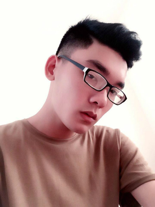 Đôi môi quyến rũ của Hùng Cường sau thẩm mỹ không chỉ gây ấn tượng với nhiều cô gái mà còn giúp công việc mẫu ảnh của anh bước sang một trang mới.