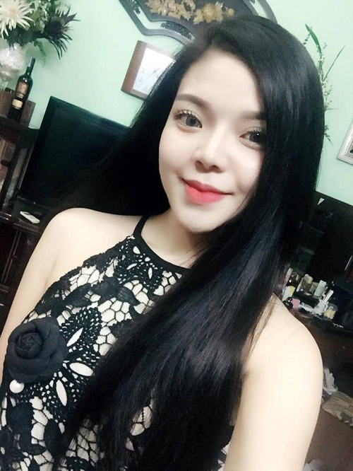 Liệu khi ngắm khuôn mặt xinh đẹp với nụ cười chúm chím đầy ma mị này, có chàng trai nào không bị say lòng?