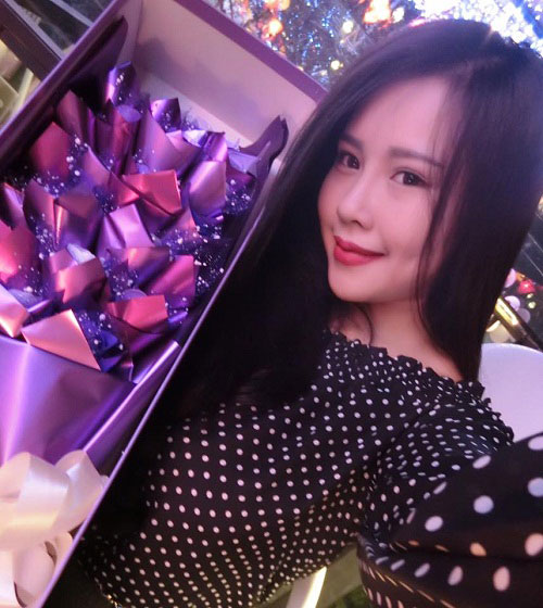 Cũng giống như Phi Nga, tiệm nail số 112 Thái Thịnh – Hà Nội của 9X xinh đẹp Diệu Ly cũng ngày một đông khách sau khi cô nàng thực hiện nâng mũi S-line và tạo má lúm đồng tiền tại Thu Cúc