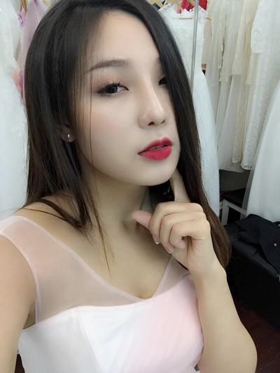 Ngày càng nhiều khách hàng tin chọn bàn tay làm đẹp của nữ chuyên viên make-up Lý Thanh Mai kể từ sau khi cô nàng 27 tuổi thực hiện nâng mũi tại Thu Cúc. Cô thừa nhận, việc trang điểm để che đi khuyết điểm sống mũi thấp là điều không hề dễ dàng