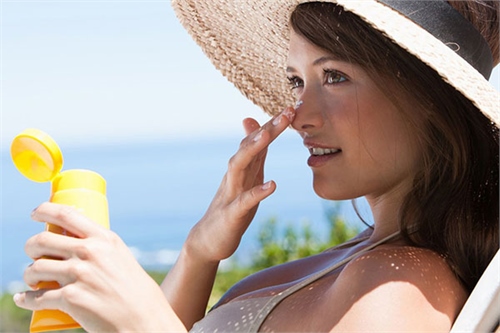 Khi đi ra nắng bạn nên bôi kem chống nắng, đội mũ rộng vành để bảo vệ da