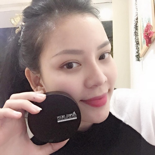Chiếc mũi cao thanh tú rất hài hòa và cân đối với đôi mắt hai mí rõ nét và chiếc cằm V line thon gọn.