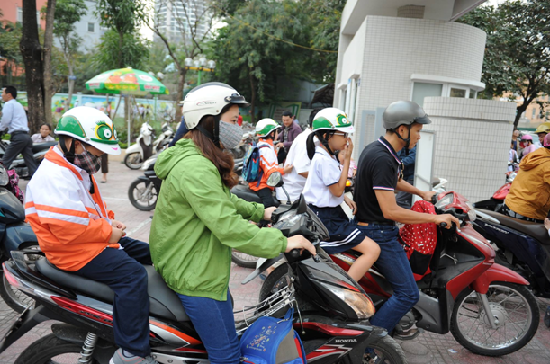 Sau buổi lễ phát động, các em học sinh đã háo hức đội ngay những chiếc mũ bảo hiểm do Bệnh viện Thu Cúc trao tặng khi được bố mẹ đón về.