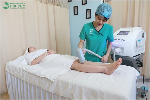 Cách tẩy lông chân bằng đường rất đơn giản