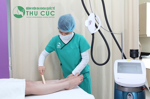 bí quyết tẩy lông an toàn tự tin đón nắng hè với đôi chân mịn màng