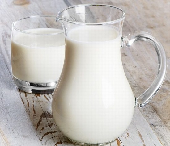 Một trong những cách trị sẹo đơn giản phù hợp với mọi loại da đó là sử dụng sữa tươi rửa mặt hàng ngày.