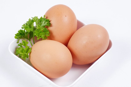 Theo quan niệm dân gian, trứng sẽ làm cho vùng da bị tổn thương có màu trắng hoặc bị loang lổ, không đồng màu với vùng da bình thường xung quanh.