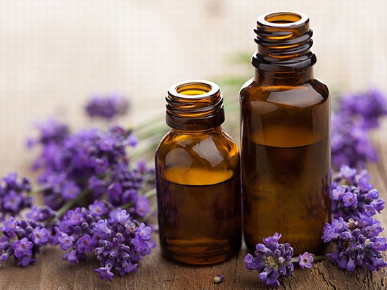 Tinh dầu oải hương là loại tinh dầu có khá nhiều công dụng với việc chăm sóc sức khỏe của làn da, trong đó có cả khả năng xóa mờ các vết sẹo do mụn trứng cá để lại