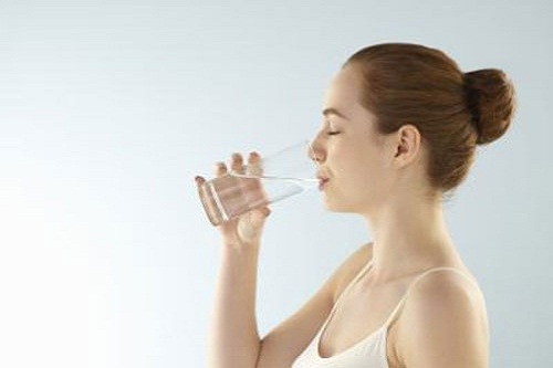 Để giúp đôi môi không gặp tình trạng khô nẻ, bạn nên chú ý uống đủ 2 lít nước mỗi ngày