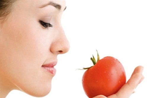 Một trong những phương pháp làm hồng môi không thể bỏ qua chính là cà chua và đường trắng