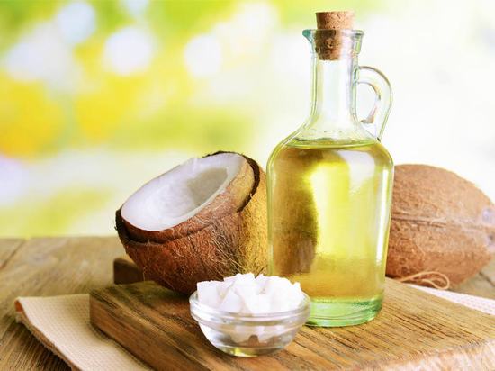 Dùng các loại tinh dầu thiên nhiên như dầu oliu, dầu dừa thoa lên lông mày mỗi buổi tối trước khi đi ngủ.