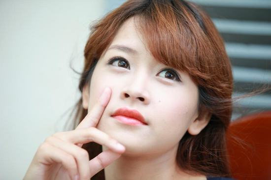 Với Chi Pu, bí quyết để có đôi môi hồng chỉ là tinh chất hoa hồng.