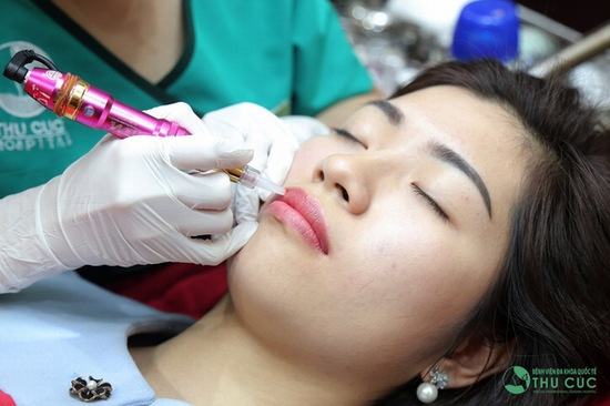 Cách hoàn hảo nhất để "chia tay" bờ môi thâm chính là thực hiện phun xăm môi.