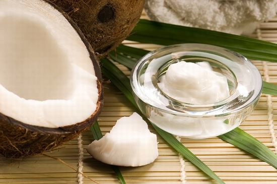 Thành phần trong dầu dừa chứa nhiều tinh chất chất cực tốt cho da không những làm đẹp da mà còn có tác dụng trị sẹo ở chân hiệu quả nhanh nhất. 