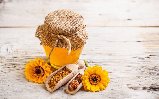 Mật ong không những tốt cho sức khỏe mà còn tốt cho da vì trong mật ong có chứa nhiều chất vitamin cung cấp vi chất nuôi dưỡng tế bào da giúp da khỏe đẹp, chữa sẹo ở chân hiệu quả.