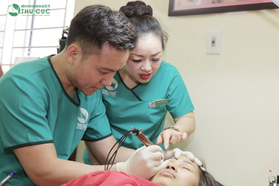 Tại đây, Khánh được đào tạo bài bản không chỉ về lý thuyết mà còn thường xuyên được thực hành trên mẫu thật. Điều này giúp anh tiếp thu kiến thức và nâng cao tay nghề nhanh.