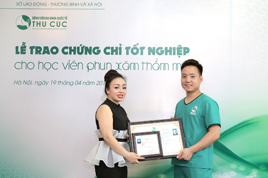 Sau 3 tháng chăm chỉ học tập, anh nhận hai chứng chỉ tốt nghiệp phun xăm thẩm mỹ. Anh chia sẻ đây sẽ là hành trang vững vàng để anh tự tin lập nghiệp ở Séc.