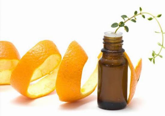 Vùng kín là nơi thường xuyên bị viêm nhiễm nên ngay sau khi waxing bạn thoa 1 chút tinh dầu kháng khuẩn để bảo vệ da khỏi các nguy cơ viêm nhiễm.