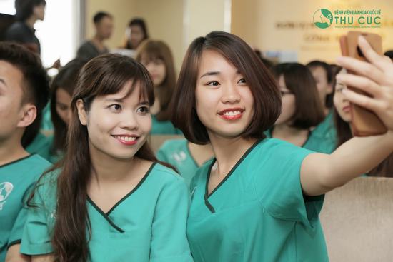 Sắp được cầm trên tay chứng chỉ tốt nghiệp sau quãng thời gian học tập chất lượng, các học viên đều rất thoải mái và vui mừng