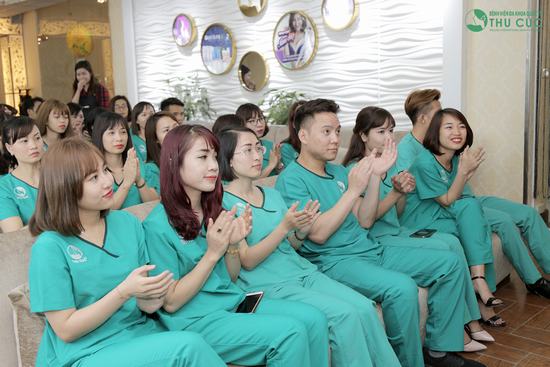 Đầu tư ít, “lãi” nhiều nên học nghề phun xăm thu hút nhiều bạn trẻ, cả nam và nữ. Đặc biệt tại Thu Cúc còn có nhiều học viên Việt kiều từ nước ngoài về học tập