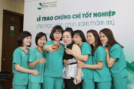 Các học viên cũng dành nhiều tình cảm tốt đẹp cho giảng viên phun xăm Thu Cúc, những người đã luôn theo sát hành trình học tập của các học viên.