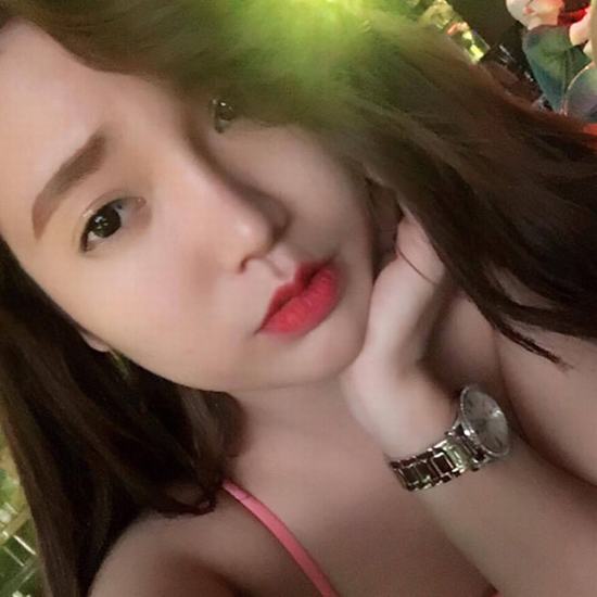 Thật dễ hiểu vì bờ môi trái tim cong quyến rũ khiến khuôn mặt ai cũng thêm xinh đẹp và dịu dàng. Cứ ngắm khuôn mặt cô bạn Hồng Nhung sau khi thẩm mỹ tại Thu Cúc mà xem!