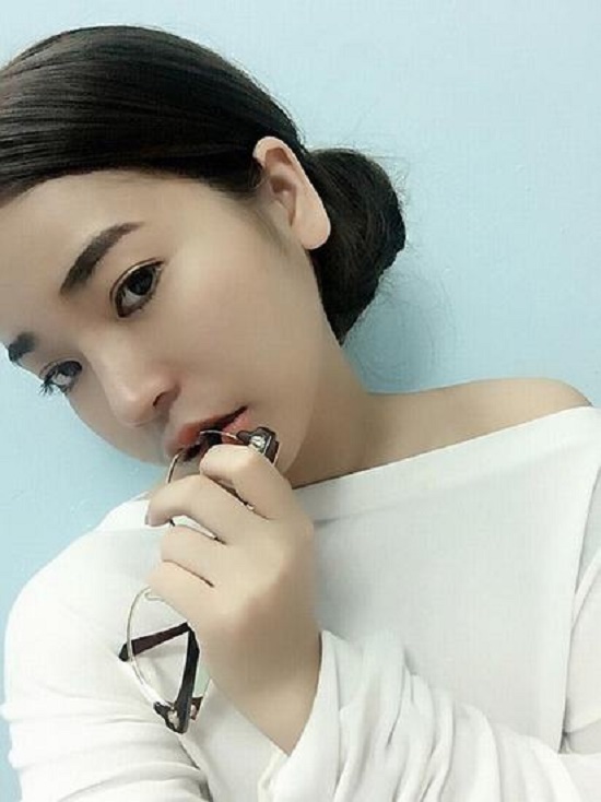 Bác sĩ Thu Cúc tạo hình môi trái tim cho cô bạn Hồng Nhung chỉ khoảng 30 phút, là tiểu phẫu nên không hề đau và khó chịu.