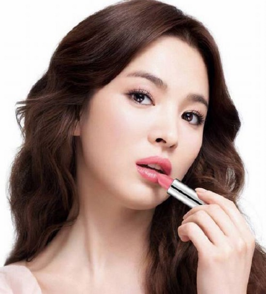 Nếu như Angela Baby sở hữu đôi môi cong sexy được cả thế giới công nhận thì tại Hàn Quốc bờ môi gợi cảm của Song Hye Kyo lại chính là mơ ước của các cô gái xứ kim chi.