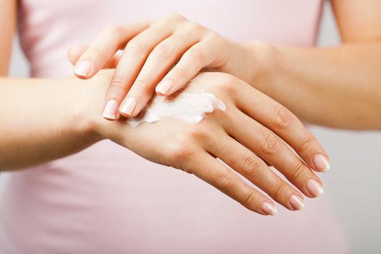 Dù triệt lông theo cách nào đi chăng nữa thì trước khi triệt lông bạn cũng không nên dùng các sản phẩm như nước hoa, khử mùi, kem chống nắng, sản phẩm chứa hydrocortisone hay tinh dầu.