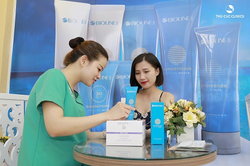 Thoa kem dưỡng và kết thúc quy trình triệt lông bikini