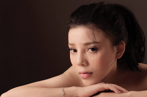 Cô nàng 9x Băng Chi (tên thật Nguyễn Mai Anh) sở hữu ánh nhìn quyến rũ sau khi cắt mí tại Thu Cúc.