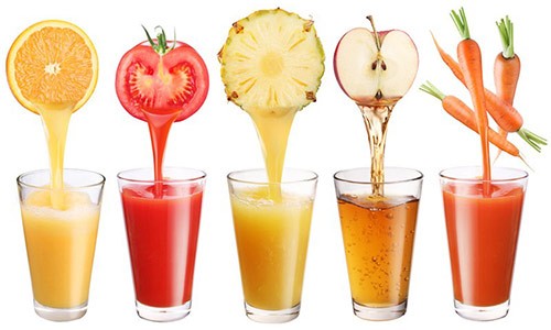 Uống nước ép trái cây mỗi ngày là bí quyết giúp màu phun xăm lên đều đẹp.