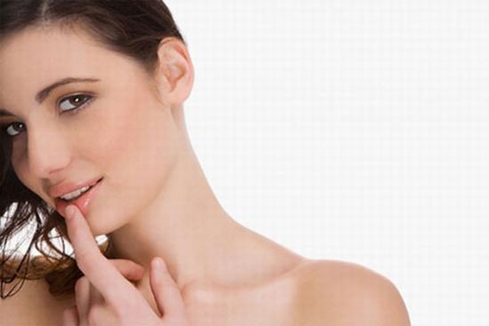 Massage môi với dầu quả hạnh, dùng ngón tay trỏ và giữa ấn nhẹ vào môi, giúp tăng tuần hoàn máu, để môi trở nên hồng hào và mềm mại hơn.