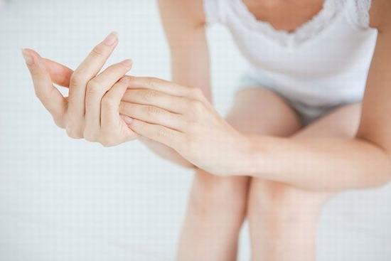 Viêm nang lông là bệnh da liễu có hiểu hiện là những nốt sần sùi màu đỏ trên da.
