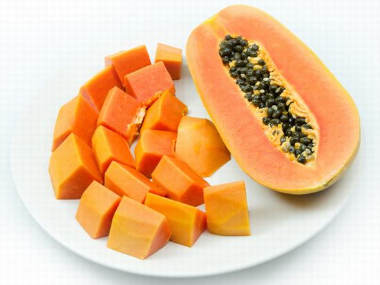 Xay nhuyễn đu đủ, trộn với sữa tươi không đường, đắp lên vùng kín trong khoảng 20 phút rồi rửa sạch lại bằng nước ấm.