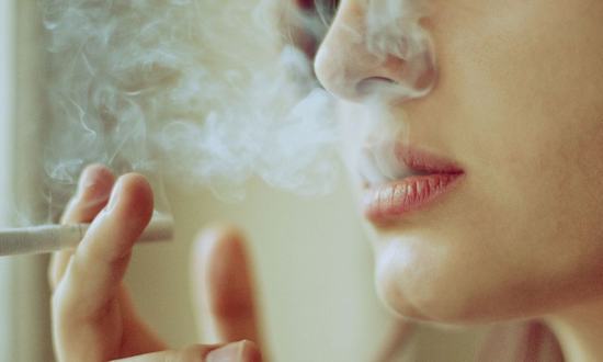Thuốc lá chứa chất nicotine vừa ảnh hưởng xấu tới sức khỏe vừa biến màu môi bị thâm dần theo thời gian.