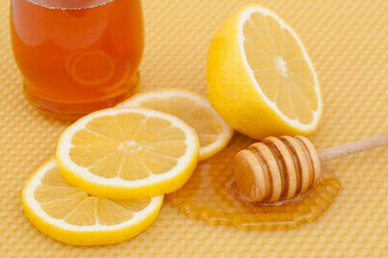 Sự kết hợp giữa mật ong, chanh, đường sẽ tạo nên công thức kháng viêm, làm da mềm mịn hiệu quả.