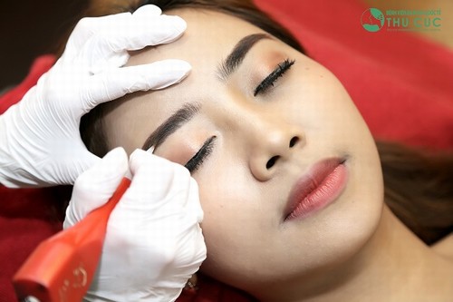 Thu Cúc thực hiện quy trình thêu lông mày đúng chuẩn an toàn của Bộ Y tế.