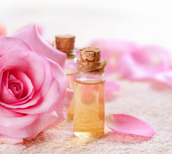 Nước hoa hồng có khả năng cung cấp độ ẩm và làm se khít lỗ chân lông hiệu quả.
