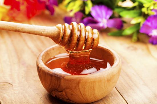Sau khi triệt lông, bạn thoa hỗn hợp mật ong lên da, massage nhẹ nhàng trong 3-5 phút để các dưỡng chất nuôi dưỡng làn da, se khít lỗ chân lông.