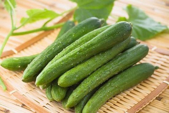 Cắt dưa leo thành miếng mỏng, đắp ngay lên da sau khi triệt lông để làm dịu cảm giác đau rát, làm sạch các lỗ chân lông và se khít chúng