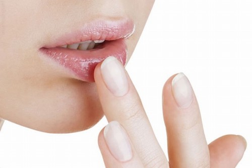 Thoa mật ong hàng ngày trước khi đi ngủ sẽ giúp bổ sung độ ẩm, làm môi mềm mịn hồng hào.
