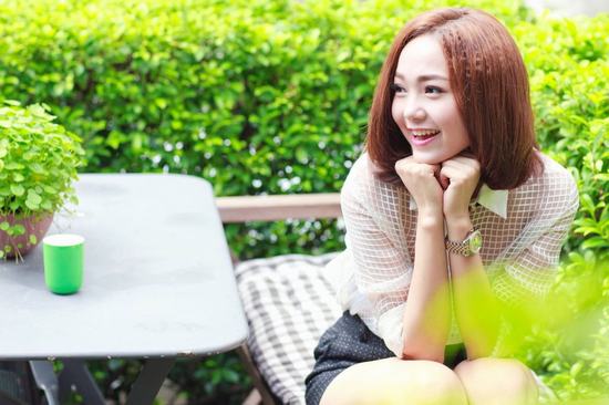 Đôi lông mày ngang cực kì phù hợp với Minh Hằng hay những bạn gái có khuôn mặt tròn trịa, bụ bẫm.